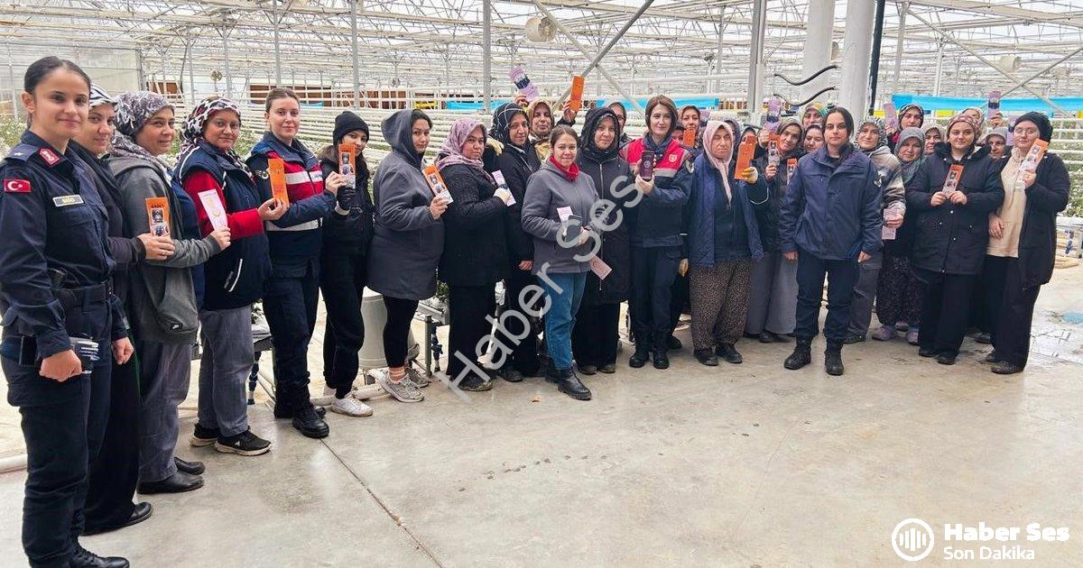 "Kütahya Simav'da Jandarma'dan Sera Çalışanlarına KADES Eğitimi" başlıklı haber için fotorealistik,